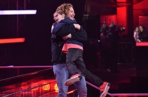 SAT.1: You Don't Have To Walk Alone: Vollblutmusiker Michael Schulte wirbelt mit Talent Mats über die #VoiceKids-Bühne