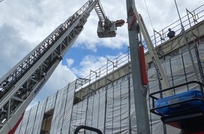 Freiwillige Feuerwehr Celle: FW Celle: Arbeiter von Dach gerettet!