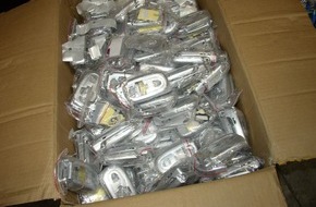 Polizeipräsidium Frankfurt am Main: POL-F: 050506 Â 454 Stadtgebiet Frankfurt: Nachtrag zum Polizeibericht Nr. 448 vom 06.05.2005 - Sicherstellung von umfangreichen Produktfälschungen Â Handys, Handyzubehör und elektronische Teile
