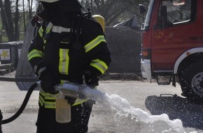 Freiwillige Feuerwehr Bedburg-Hau: FW-KLE: Benzinleitung gerissen: Feuerwehr legt Schaumteppich