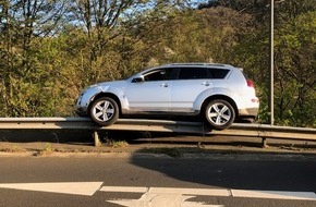 Polizeidirektion Trier: POL-PDTR: PKW landet nach einem Unfall auf der Leitplanke