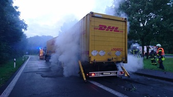 FW-RE: LKW-Anhänger fängt Feuer - zum Glück keine heiße Ladung