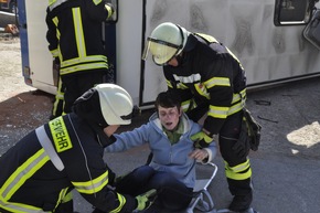 FW-KLE: Freiwillige Feuerwehr Bedburg-Hau simuliert Busunfall mit 15 Verletzten