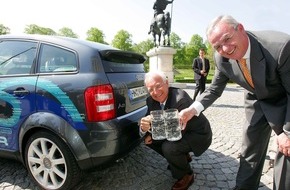 Audi AG: Audi präsentiert Brennstoffzellen-Auto / Ministerpräsident Stoiber fährt Audi A2H2
