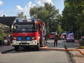 FW Bad Segeberg: Brand eines Anbaus in voller Ausdehnung - zwei Katzen gerettet