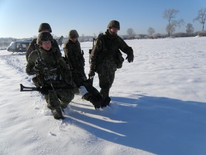 Deutsche Marine - Pressemeldung (Reportage): Bayerische Marinesoldaten kämpfen auf Bootsmannslehrgang gegen Schnee, Kälte und Übungsgegner - Sie sollen Vorgesetzte werden und umsichtig handeln