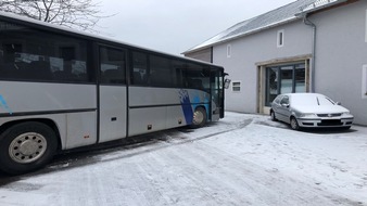 Polizeidirektion Wittlich: POL-PDWIL: Verkehrsunfall mit Kindergartenbus