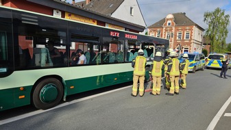 Feuerwehr Datteln: FW Datteln: Unfall mit Schulbus