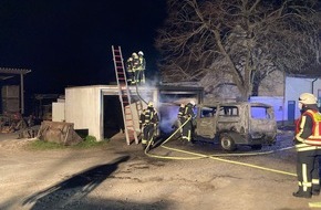 Feuerwehr Hattingen: FW-EN: Kleintransporter im Vollbrand in einer Garage