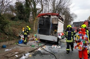 Feuerwehr Oberhausen: FW-OB: Karnevalswagen gerät in Flammen