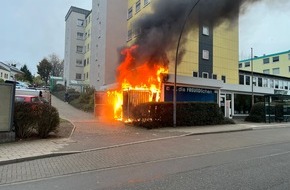 Feuerwehr Velbert: FW-Velbert: Feuer greift auf Gebäude über
