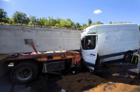 Feuerwehr Oberhausen: FW-OB: Schwerer Verkehrsunfall auf der A3: Eine verletzte Person