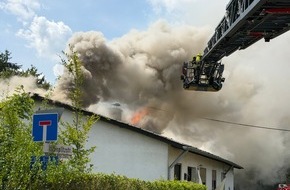 Kreisfeuerwehrverband Neunkirchen: FW LK Neunkirchen: Dachstuhlbrand nach Garagenbrand fordert Gro&szlig;einsatz der Feuerwehr Schiffweiler