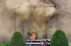 Feuerwehr Recklinghausen: FW-RE: Kellerbrand dehnt sich auf Teile des Dachstuhls aus - keine Verletzten