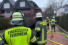 Freiwillige Feuerwehr Werne: FW-WRN: FEUER_3 - LZ1 - brennt Hecke // 2,5 Meter hoch // nah am Haus und droht überzugreifen