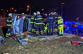 Feuerwehr München: FW-M: Pkw liegt auf der Seite (Milbertshofen)