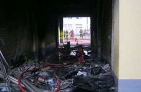 Feuerwehr Frankfurt am Main: FW-F: Feuer in einem Gebäudedurchgang