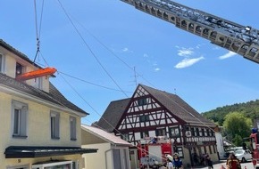 Freiwillige Feuerwehr Eigeltingen: FW Eigeltingen: Nach Turnotöffnung Patientenrettung mit Drehleiter und Höhenretter der Feuerwehr