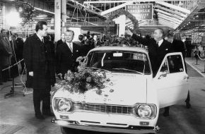 Ford-Werke GmbH: Jubiläum bei Ford in Saarlouis: Vor 40 Jahren
rollte das erste Fahrzeug vom Band
 (mit Bild) / Fast zwölf Millionen Autos produziert - "Motor der Wirtschaft" im Saarland