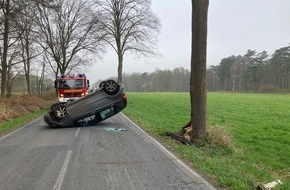 Kreispolizeibehörde Wesel: POL-WES: Hünxe - Pkw landet nach Kollision mit einem Baum auf dem Dach - Eine leicht Verletzte