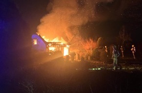 Feuerwehr Hannover: FW Hannover: Gartenlaube brennt in Hannover-Hainholz nieder