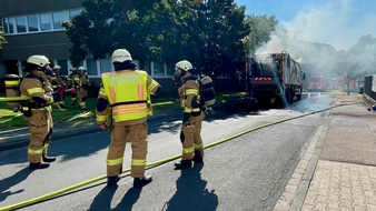 Feuerwehr Bergisch Gladbach: FW-GL: Aufwändige Löscharbeiten nach Brand eines Müllfahrzeuges im Stadtteil Frankenforst von Bergisch Gladbach - Zwei weitere Paralleleinsätze