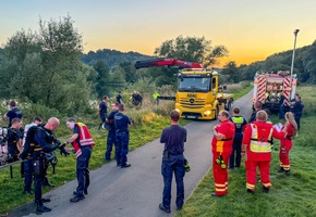 FW-BO: Schwimmer entdecken PKW in der Ruhr - Abendlicher Feuerwehreinsatz in Stiepel