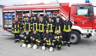 Feuerwehr der Stadt Arnsberg: FW-AR: 16 Einsatzkräfte der Arnsberger Feuerwehr schließen Grundausbildung ab