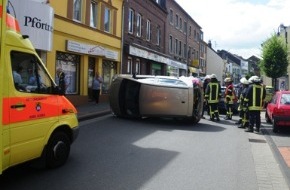 Polizei Düren: POL-DN: Am Samstagnachmittag ereignete sich ein Verkehrsunfall in Langerwehe. Ein Fahrzeug überschlug sich dabei und beschädigte zwei weitere Fahrzeuge.
