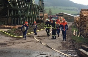 Feuerwehr Kirchhundem : FW-OE: Jugendfeuerwehr und DLRG üben erfolgreich gemeinsam