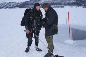 Deutsche Marine - Pressemeldung: Kampfmittelbeseitiger unter Eis - Minentaucher übten in Norwegen