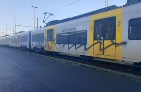 Bundespolizeiinspektion Trier: BPOL-TR: Reisezugwagen besprüht - Bundespolizei sucht Zeugen