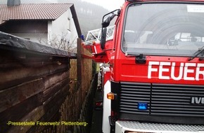 Feuerwehr Plettenberg: FW-PL: Bäume auf der Straße, Schornsteinbrand, Ölspur, Brandmeldealarm