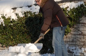 AXA Konzern AG: Wintereinbruch in Deutschland / Schnee schippen ist für Hausbesitzer Pflichtsache