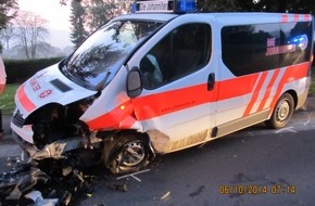 Polizeiinspektion Hameln-Pyrmont/Holzminden: POL-HOL: Bundesstraße 240;  Eschershausen - Scharfoldendorf: PKW mit Rettungswagen zusammengestoßen - PKW-Fahrer leicht verletzt / 30.000,-- EUR Sachschaden -