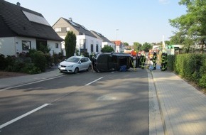 Feuerwehr Mülheim an der Ruhr: FW-MH: Feuer in Industriebetrieb und zwei PKW auf die Seite gekippt