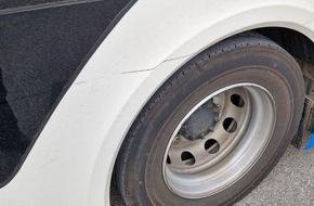 Polizeiinspektion Hameln-Pyrmont/Holzminden: POL-HM: Zeugenaufruf: Unfallflucht nach Zusammenstoß mit Linienbus