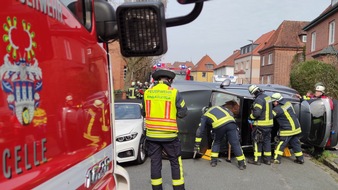 Freiwillige Feuerwehr Celle: FW Celle: Feuerwehr rettet Fahrer aus umgekippten Fahrzeug