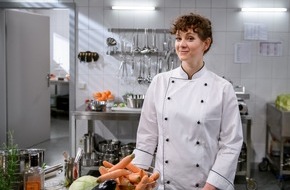 ARD Das Erste: "Sturm der Liebe": Tina ist zurück! / Mitte April 2022 kommt Christin Balogh in ihrer Rolle als "Tina Kessler" für einige Folgen in den "Fürstenhof" zurück