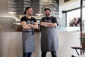 Perfekt gerüstet für die Grill-Saison: Mit dem Messer von F.DICK und der Profi-Schürze von KAYA&amp;KATO