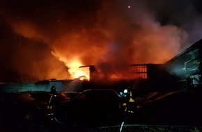 Feuerwehr Recklinghausen: FW-RE: Brand auf Gelände eines Schrotthandels - Lagerhalle in Vollbrand