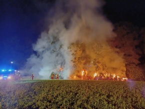 FW-Velbert: Ausgedehnter Heuballenbrand auf der Alaunstraße