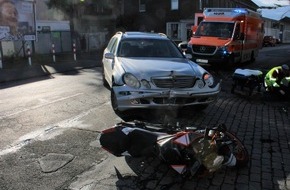 Polizei Rheinisch-Bergischer Kreis: POL-RBK: Leichlingen - Zweiradfahrer nach Zusammenstoß mit Pkw per Hubschrauber in Klinik geflogen