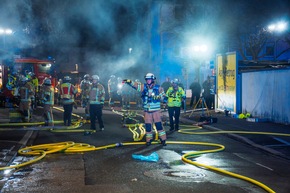 FW Menden: Gaststätte in Vollbrand - Feuerwehr rettet sechs Bewohner