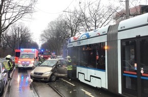 Feuerwehr Bochum: FW-BO: Verkehrsunfall zwischen Straßenbahn und PKW - eine leichtverletzte Person