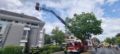 Freiwillige Feuerwehr Hennef: FW Hennef: Kellerbrand in Hennef: Feuerwehr rettet zwei Personen &uuml;ber Drehleiter