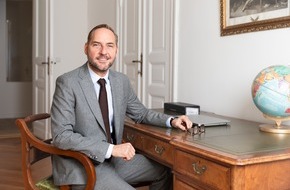 Cezanne Dental GmbH: Implantologie-Fortbildung f&uuml;r Zahn&auml;rzte: Lars Oberlein von Cezanne Dental &uuml;ber Theorie, praktische Kurse und Training am Patienten