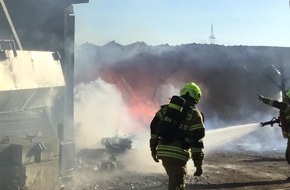 Feuerwehr Paderborn: FW Paderborn: Brand eines Unterstands auf einem landwirtschaftlichen Anwesen