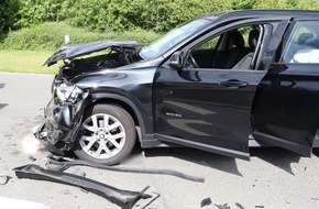 Kreispolizeibehörde Herford: POL-HF: Zwei Schwerverletzte bei Verkehrsunfall - VW und BMW stoßen zusammen