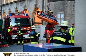 Feuerwehr München: FW-M: Notfallrettung am Alten Peter (Altstadt)